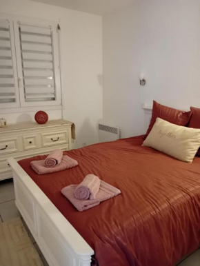 Bas de maison avec jardin proche port plages calanques